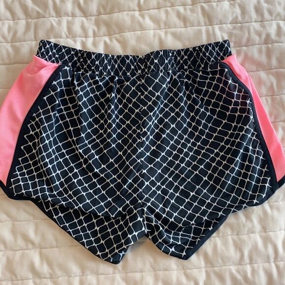 under armour black and pink running shorts - Picture 3 of 4